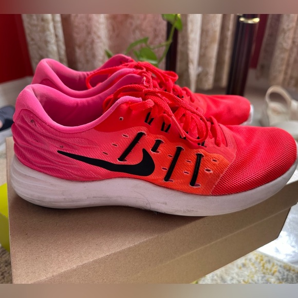 Nike size 8 - Picture 1 of 4